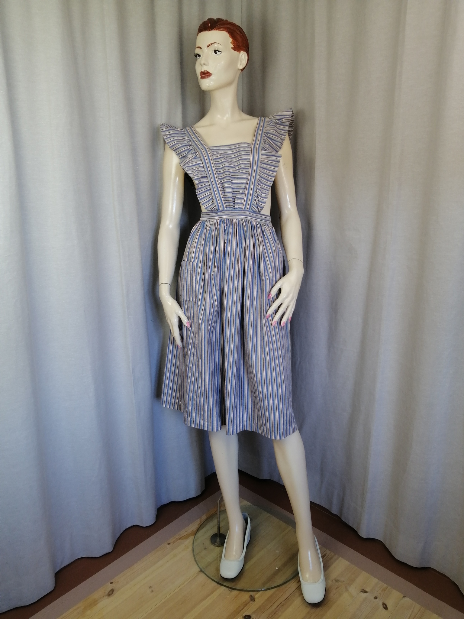 Vintage förklädesklänning randig bomull ficka axelband volanger 70-tal blå grå vit