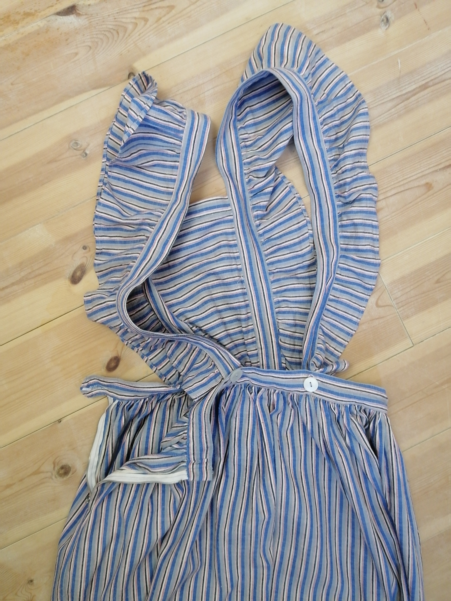 Vintage förklädesklänning randig bomull ficka axelband volanger 70-tal blå grå vit