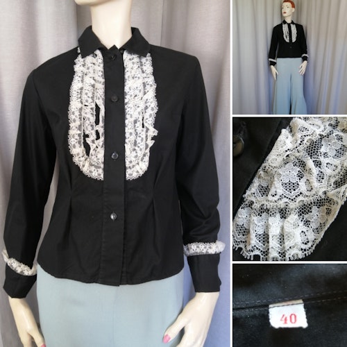 Vintage figursydd svart blus med vitt spetskrås fram lång ärm bred manschett