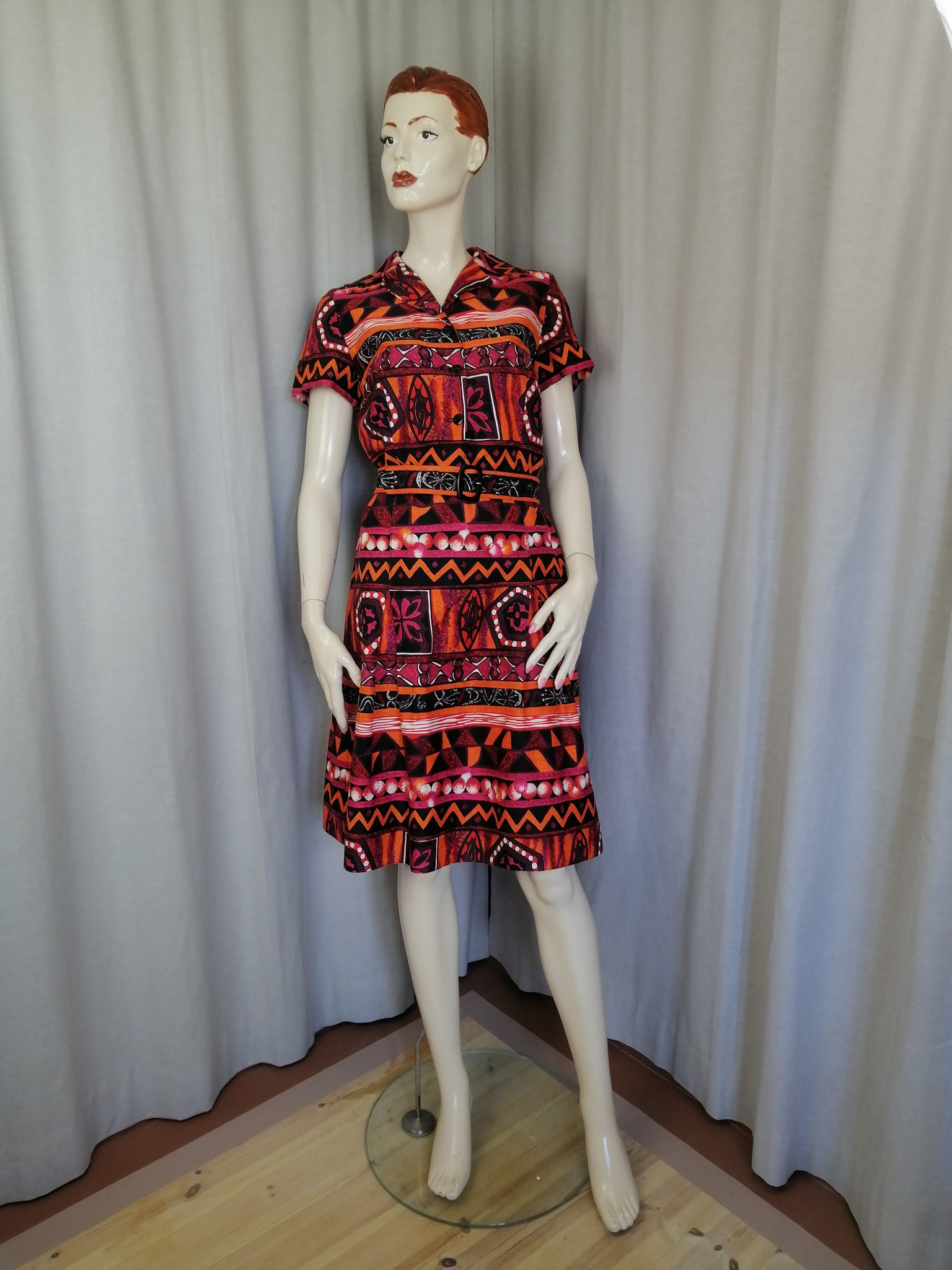 Vintage stormönstrad klänning bomull röd orange svart kort ärm skärp 70-tal
