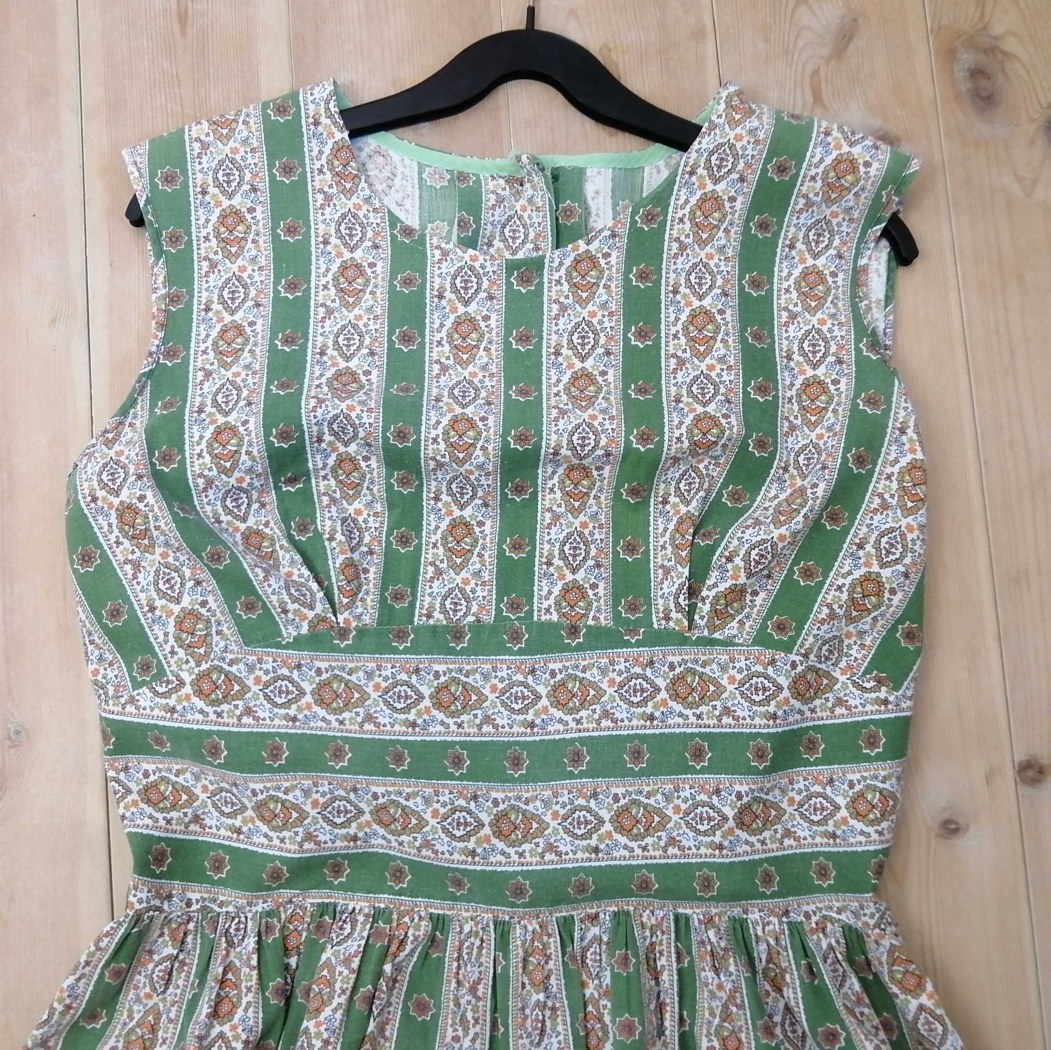 Vintage sommarklänning bomull knappar bak ärmlös vid kjol grön vit orange 60-tal