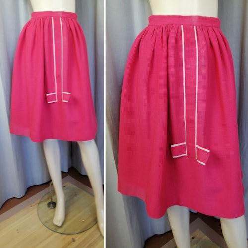 Vintage våffelmönstrad cerise-rosa vid rynkad kjol med dekoration fram