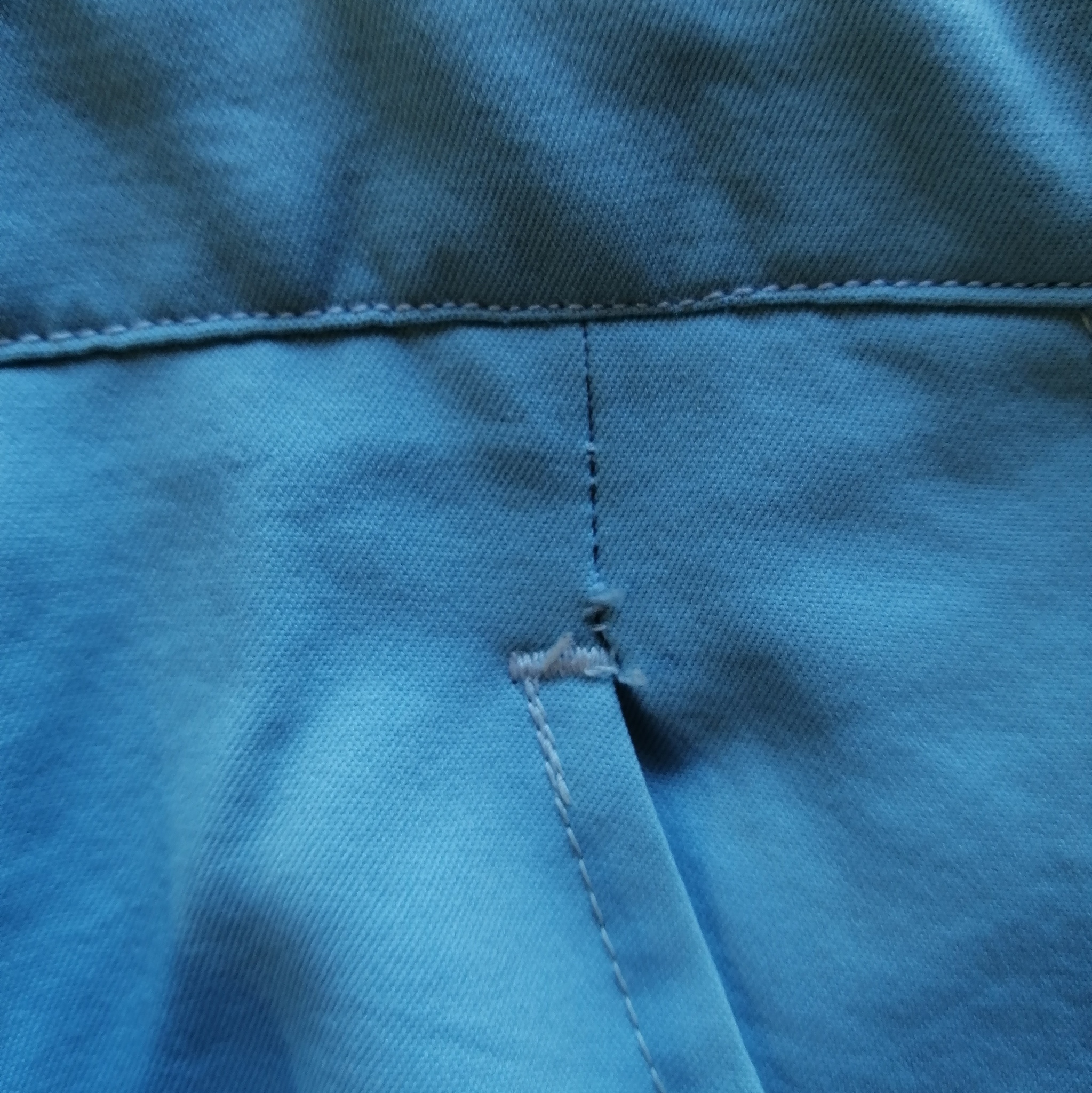 Vintage ljusblå elasta-byxor med band under foten, dragkedja sidan fickor fram