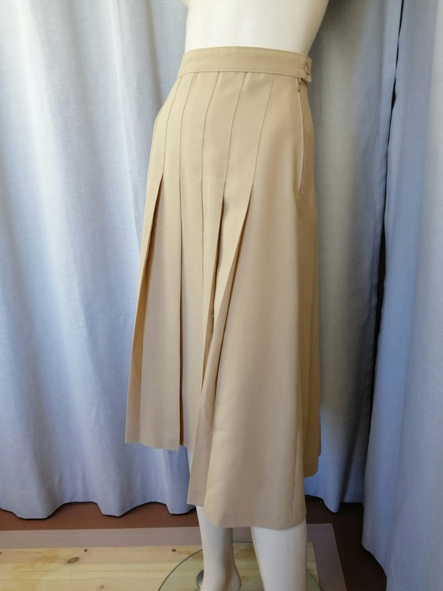 Vintage beige kjol med veck, nedsydda över höften, ofodrad - Vintage Corner  Österlen