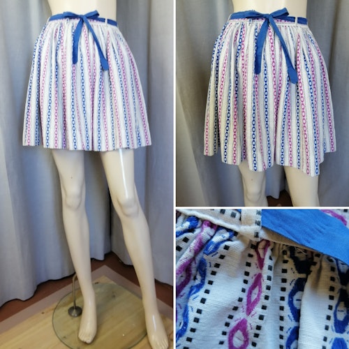 Vintage kort rynkad vid kjol vit med randmönster rosa blått, skärp