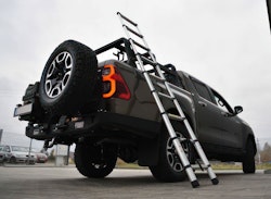 Steghållare + teleskopisk stege 2,6m till F4X4 Bed Rack Toyota Hilux Revo 2020+