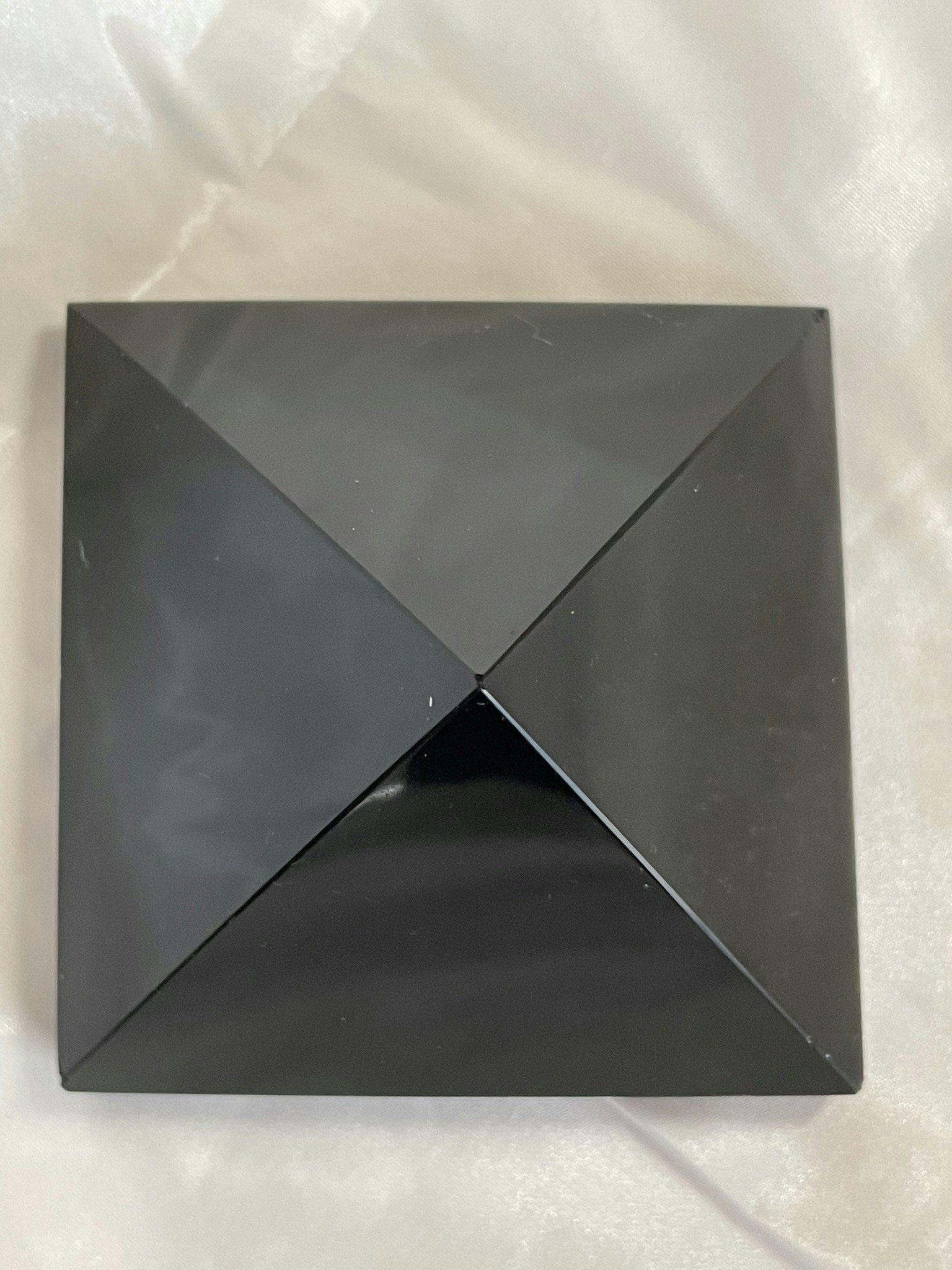 Pyramid i Svart Obsidian 7,2*7,2cm (280g)