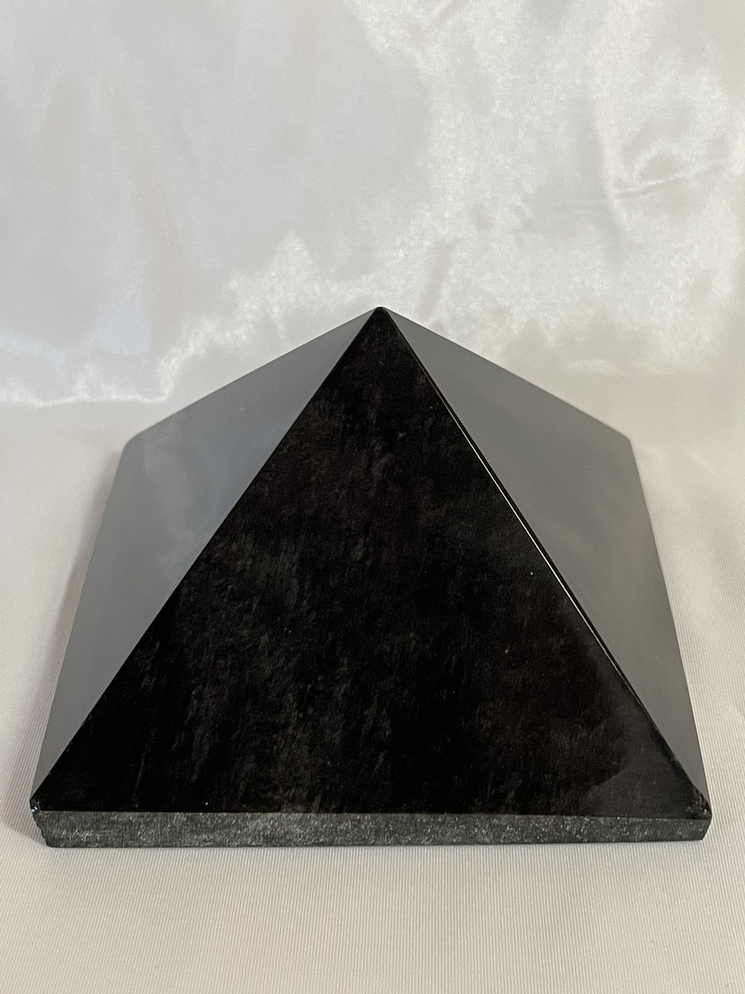 Pyramid i Svart Obsidian 7,2*7,2cm