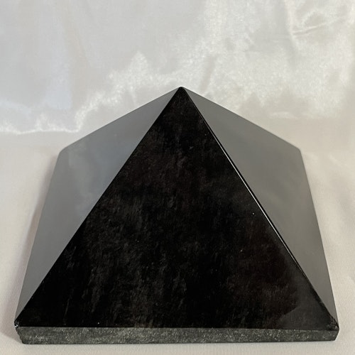 Pyramid i Svart Obsidian 7,2*7,2cm