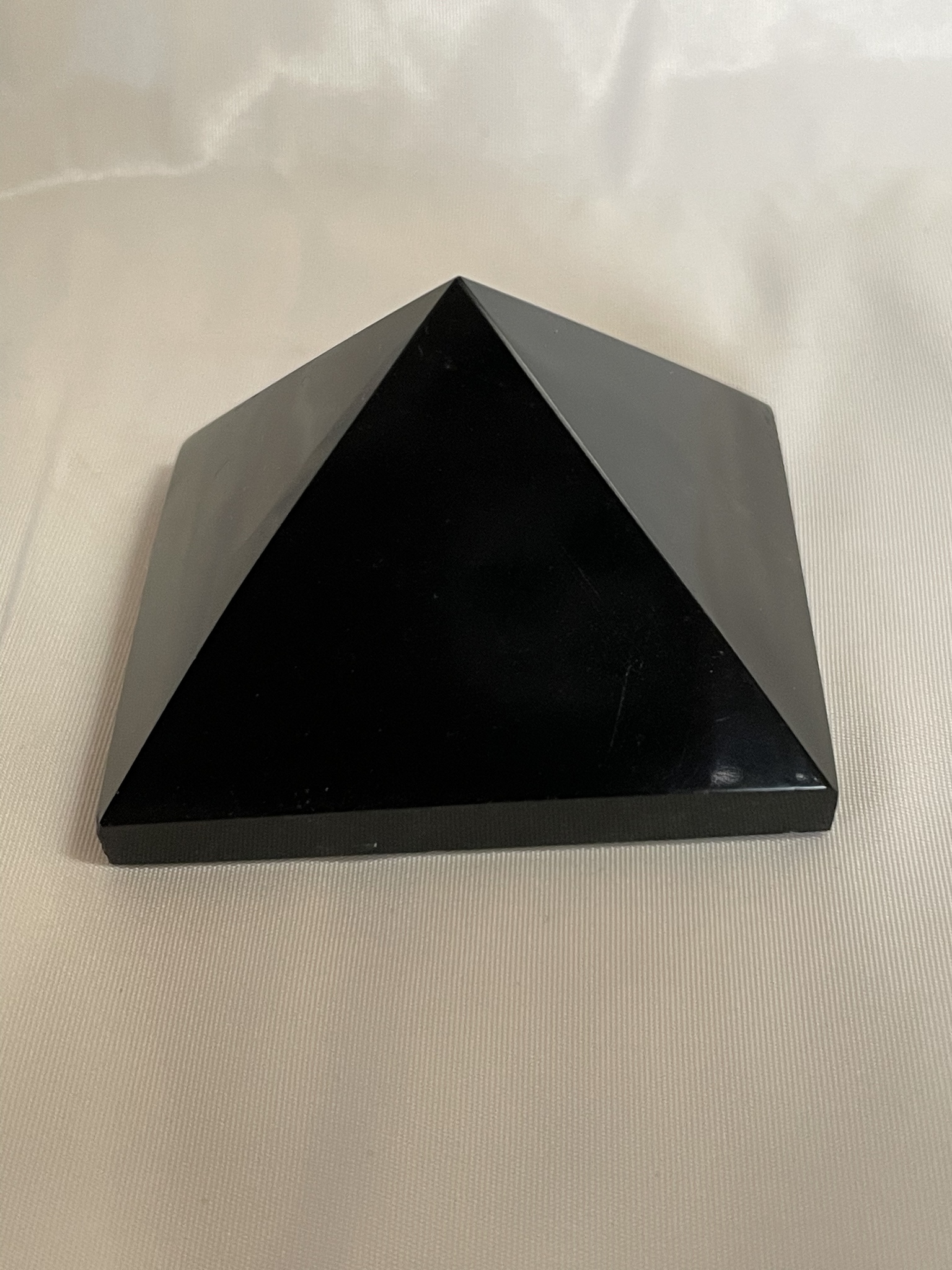 Pyramid i Svart Obsidian 4,5*4cm