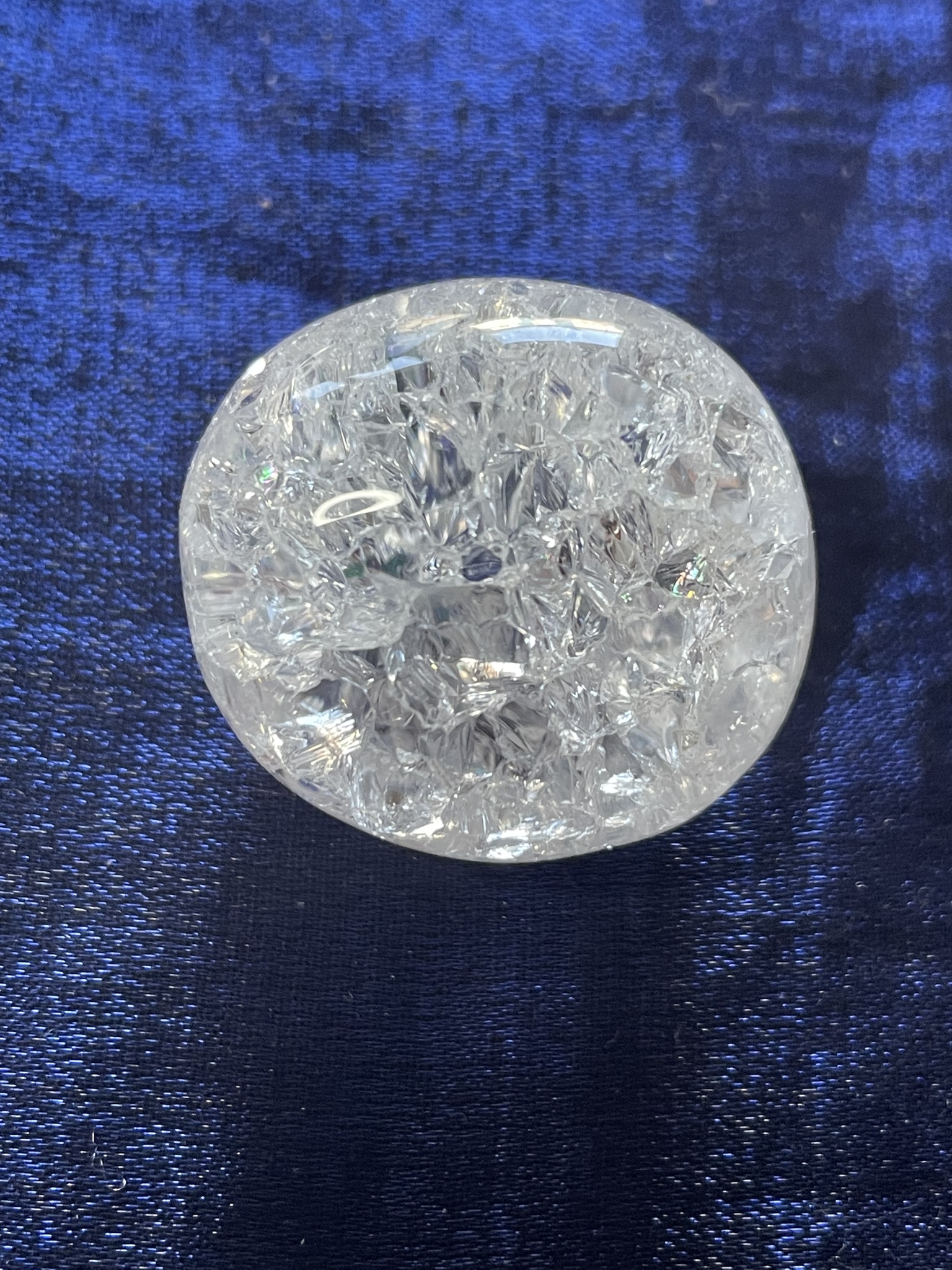 På bilden visas trumlad krackelerad Bergskristall