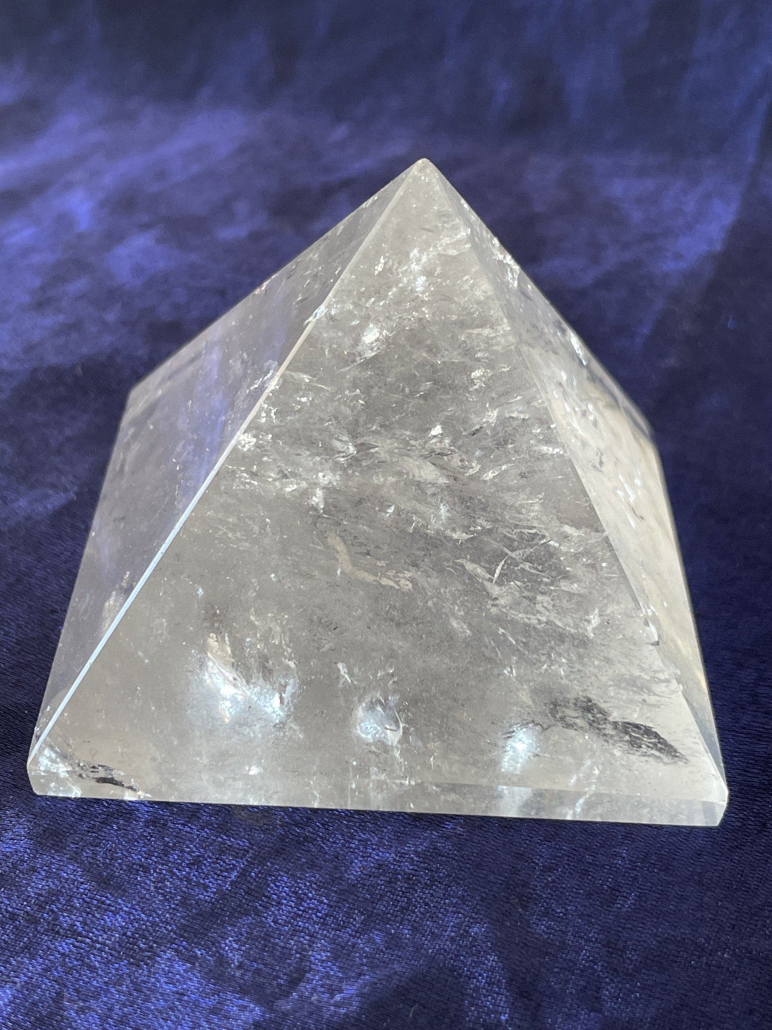 På bilden visas en pyramid i Bergskristall