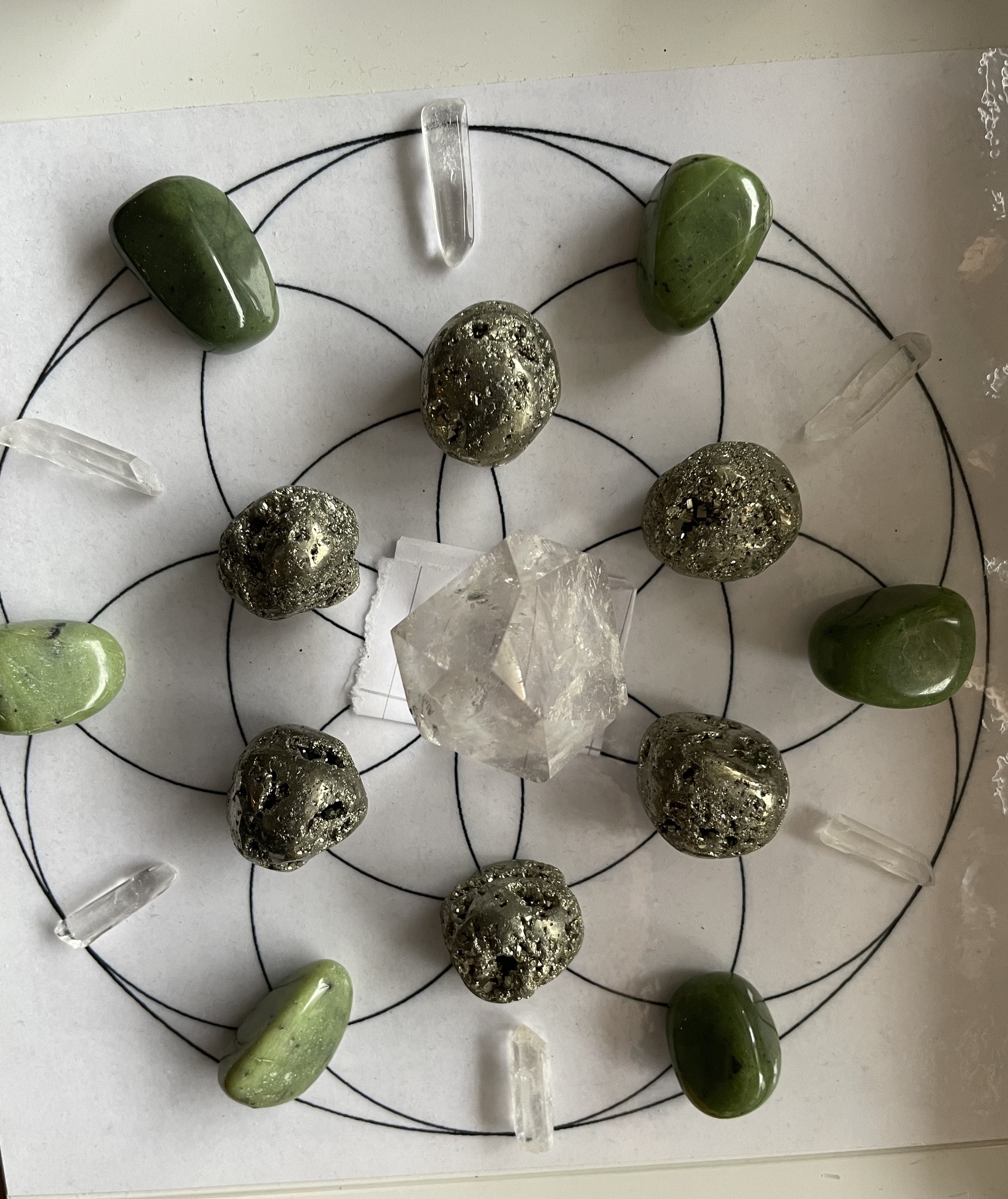 På bilden visas ett kristallnät utlagt med Jade och Pyriter