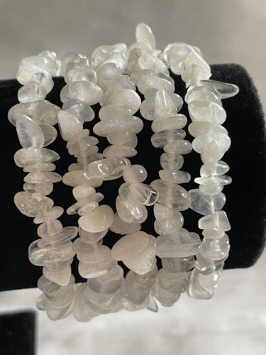 Armband med vit Månstenchips