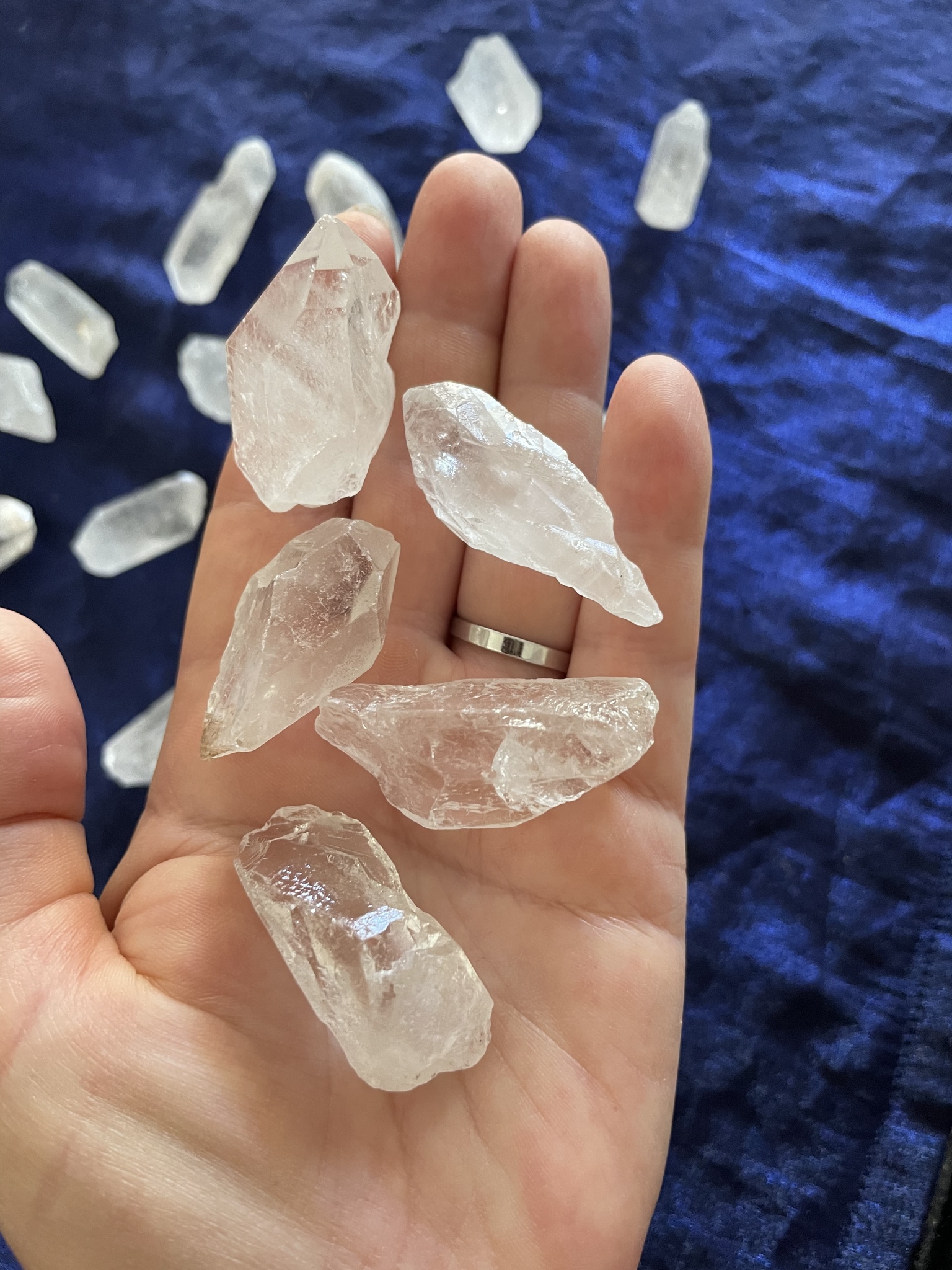 På bilden visas flera mindre Bergskristallspetsar i en hand