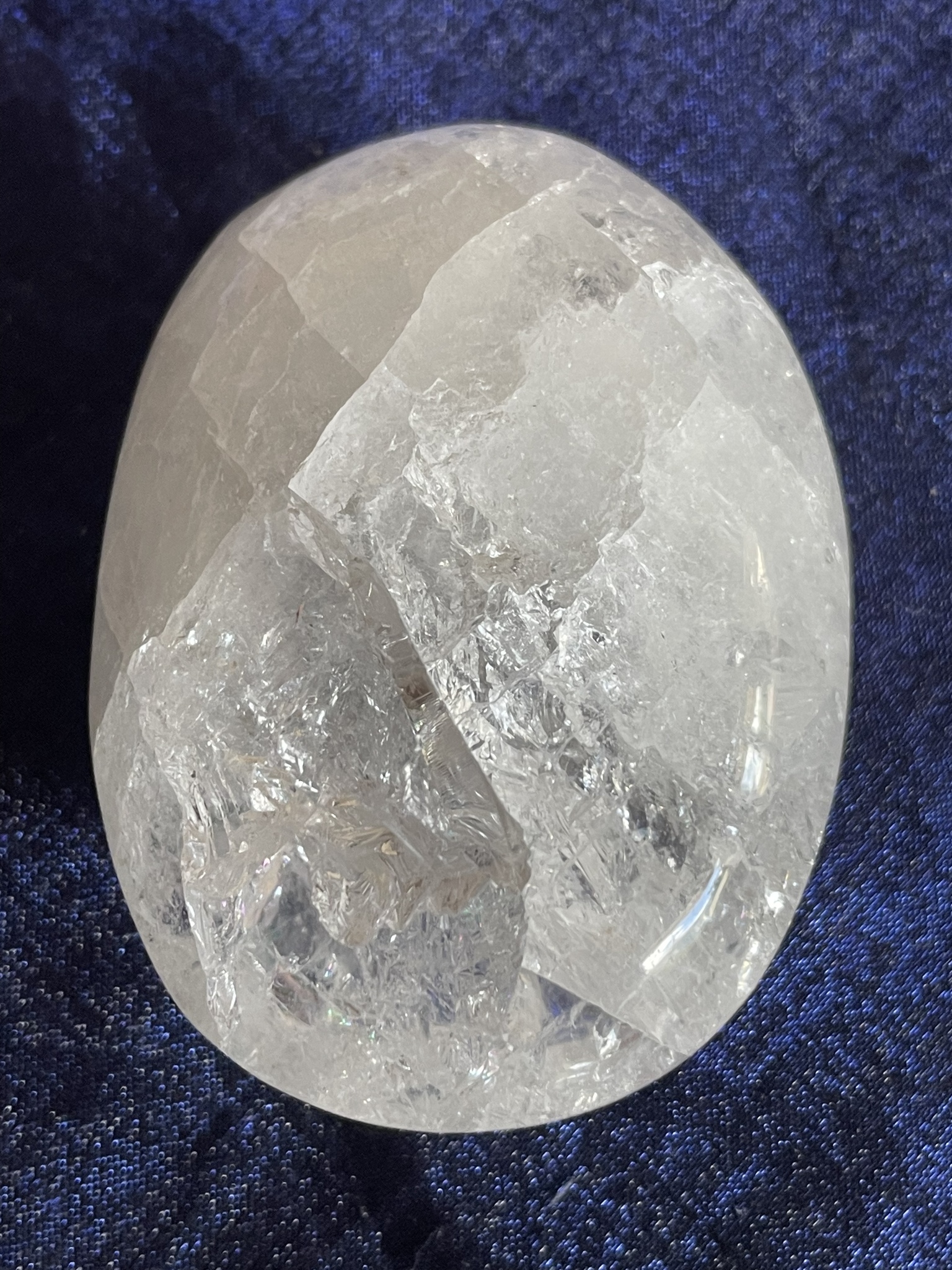 På bilden visas krackelerad Bergskristall i Palmstone