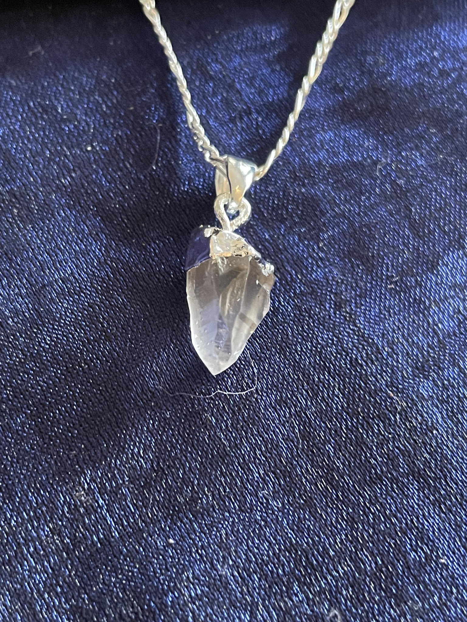 Bilden visar ett halsband med hänge i Bergskristall