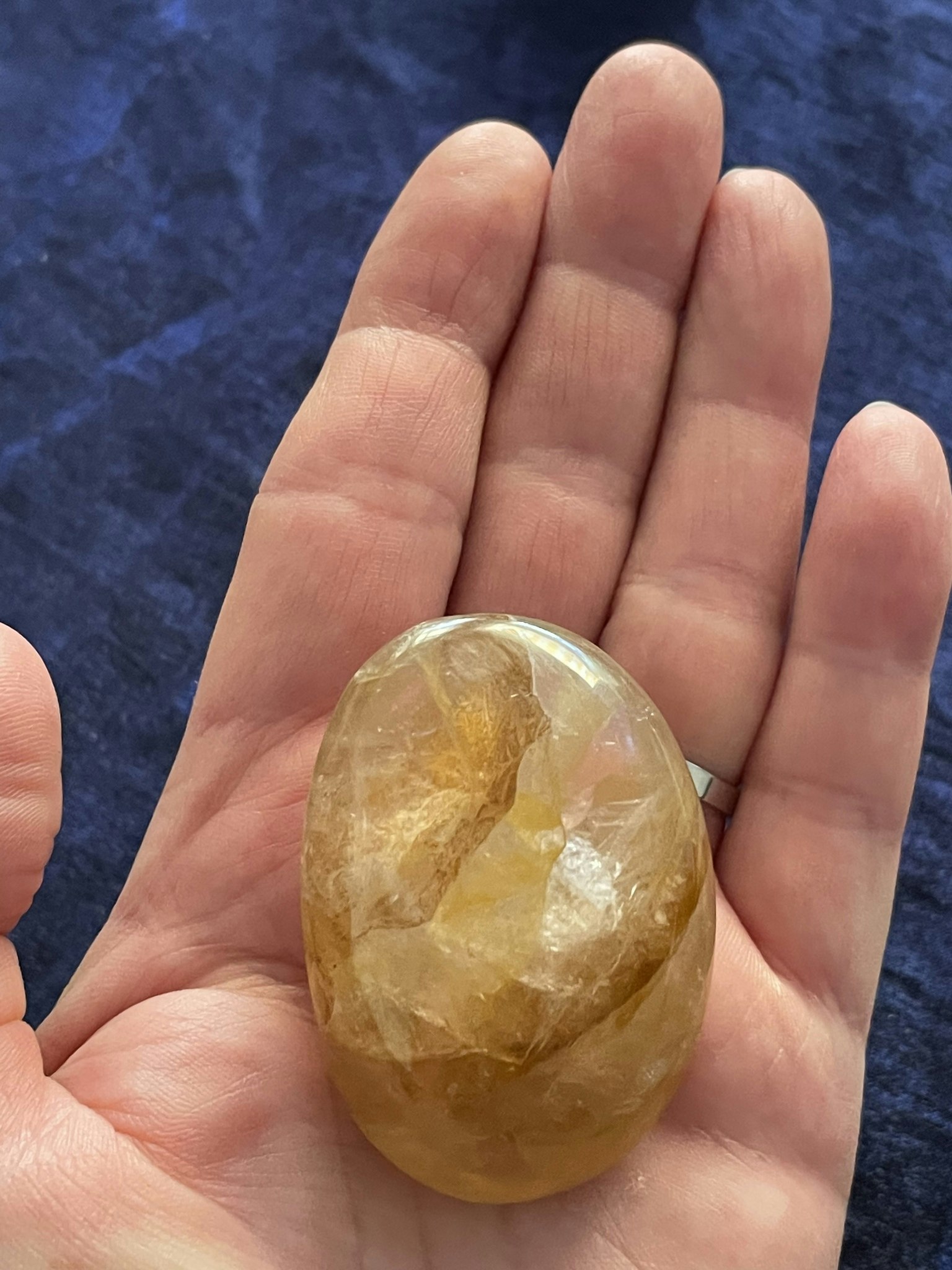 På bilden visas en fantastiskt vacker Goldenhealer i Palmstone liggande i en hand