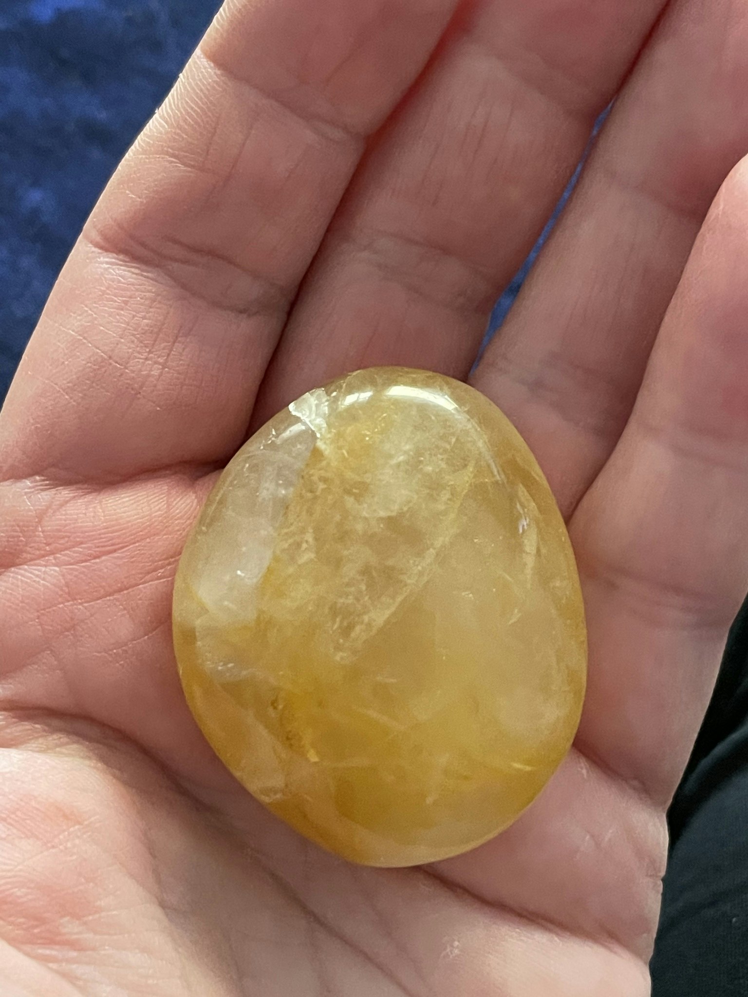 På bilden visas en fantastiskt vacker Goldenhealer i Palmstone liggande i en hand