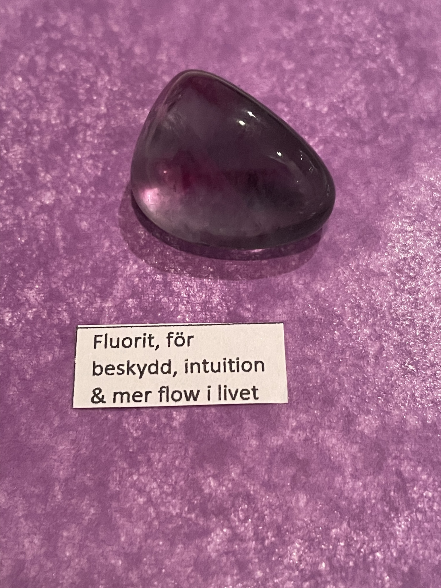 bilden visar en lila fluorit som visar en av kristallsorterna i adventskalendern