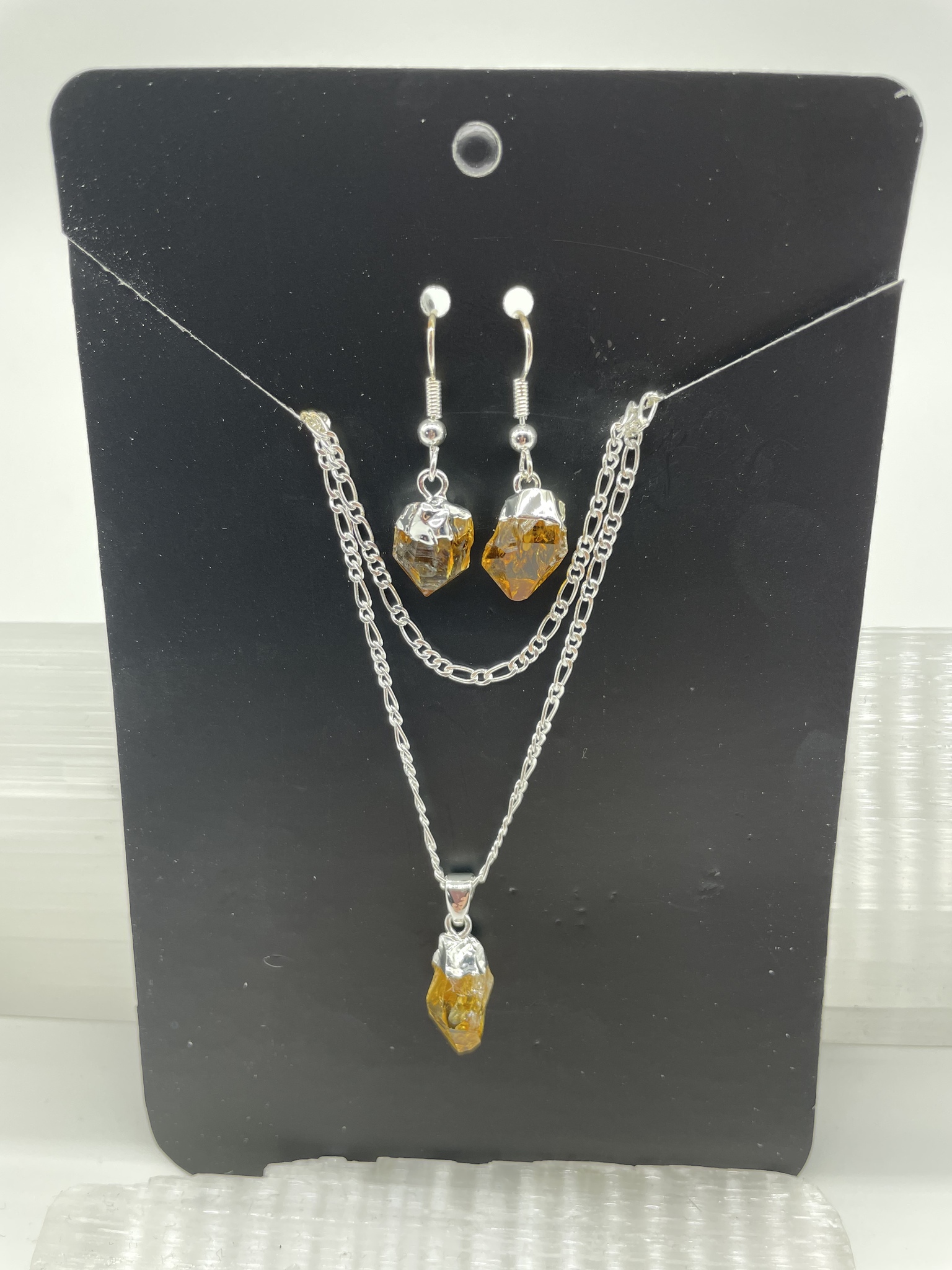 bilden visar vackert smyckeset med halsband och örhängen i Citrin