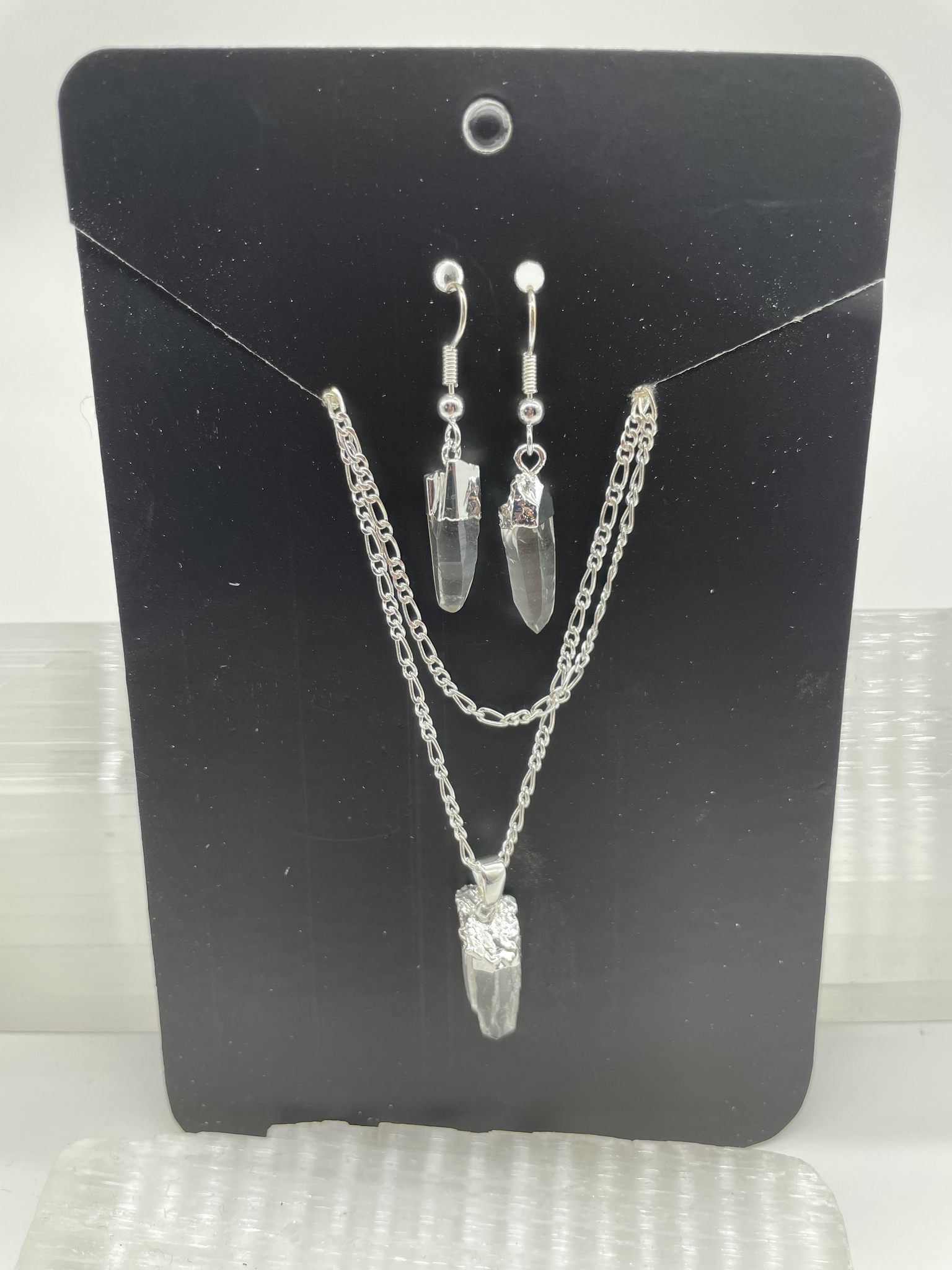 bilden visar vackert smyckeset med halsband och örhängen i Bergskristall.