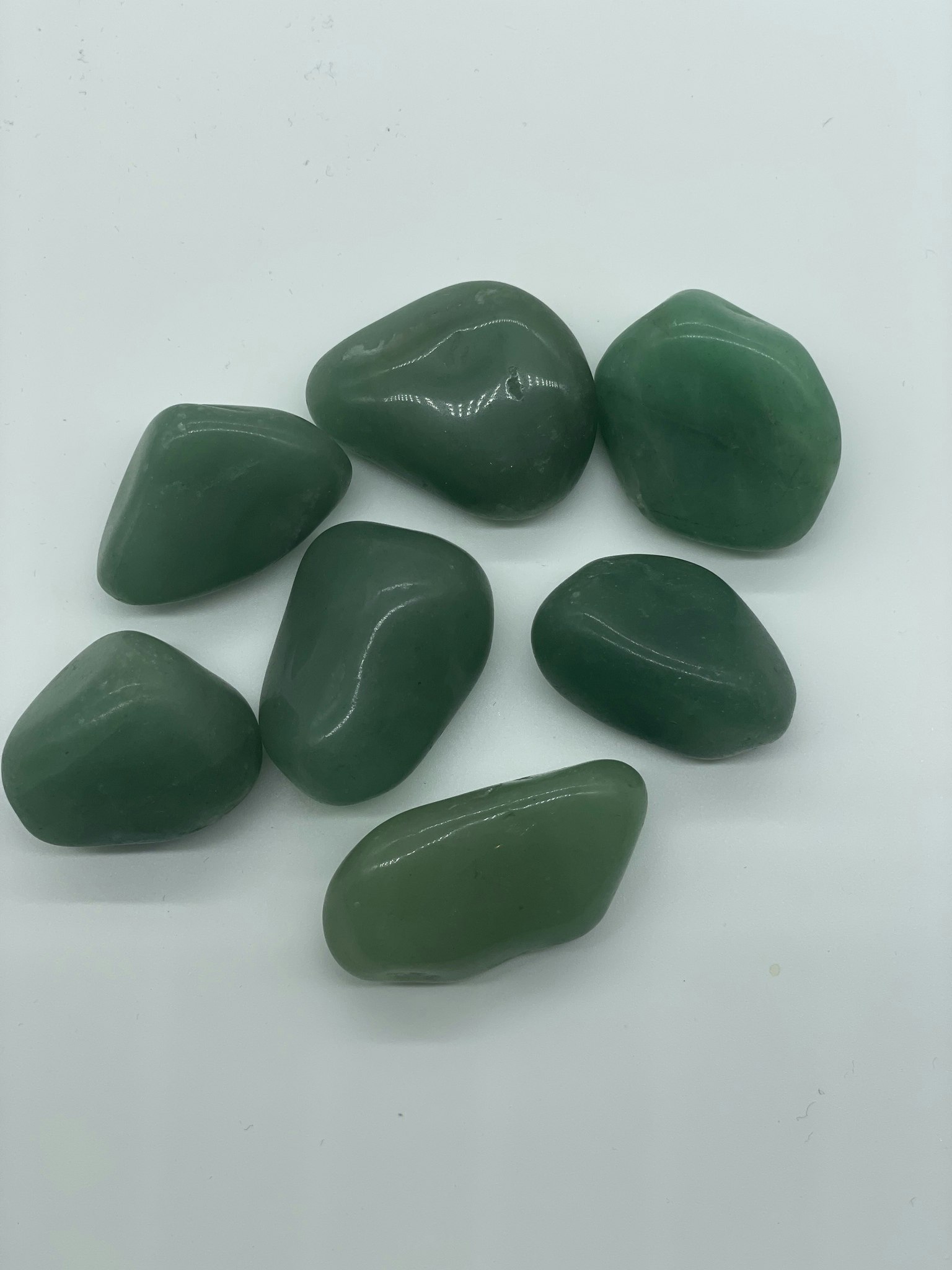 På bilden visas flera trumlade gröna Aventuriner i XL.