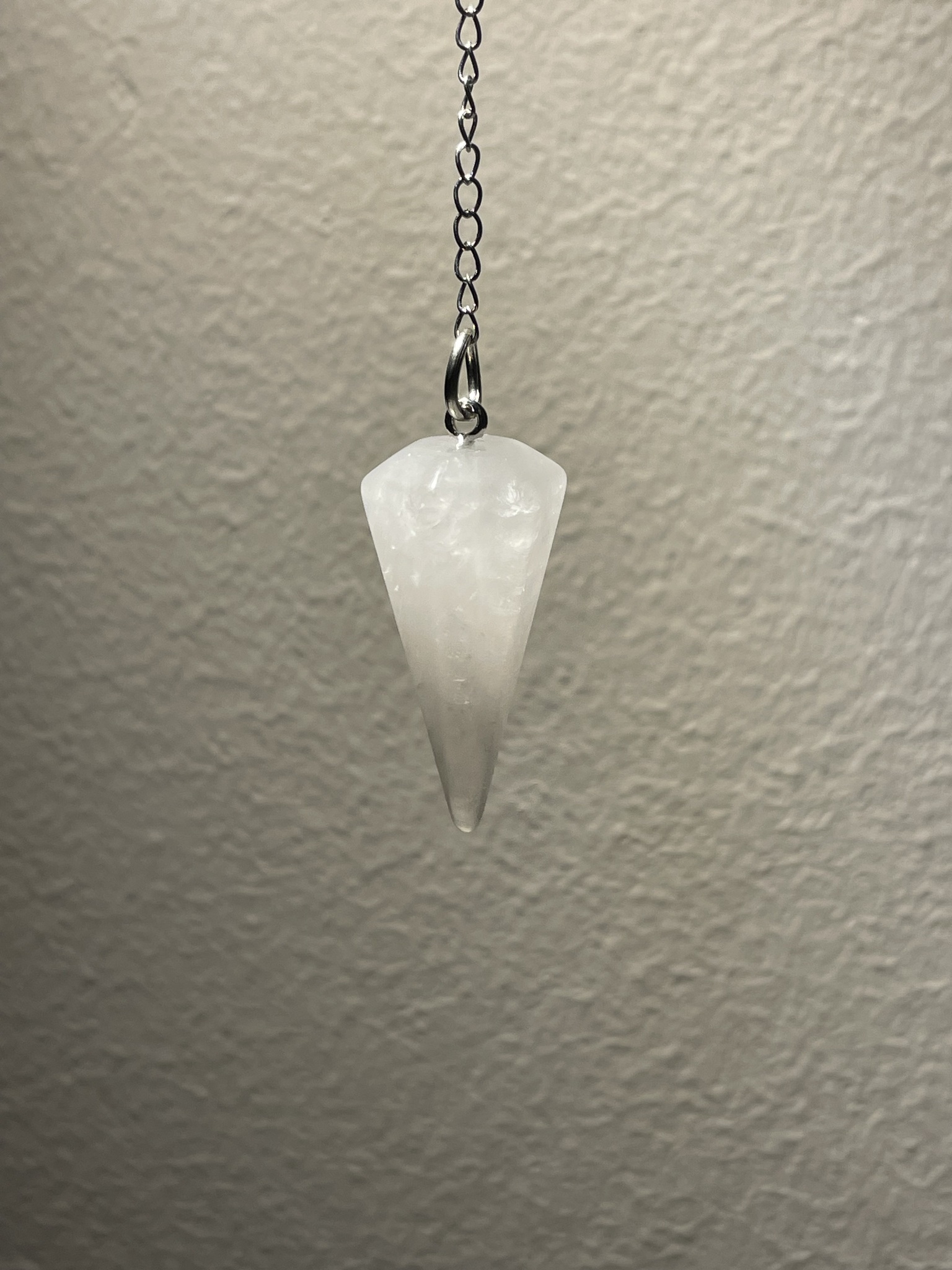 Pendel i Bergkristall (mjölkig vit)