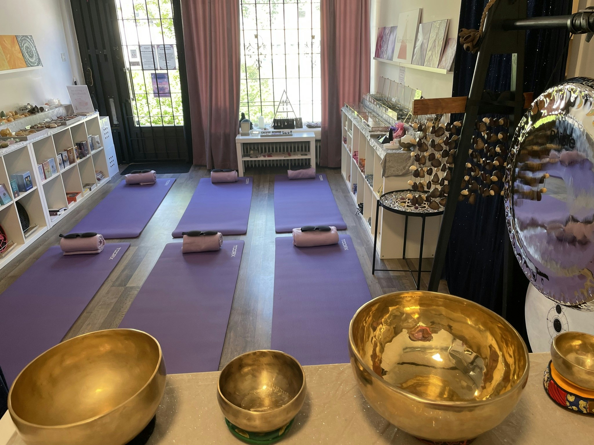 Bilden visar Kristallpyramidens butik i västerhaninge när det är förberett för gongbad och yogamattorna ligger på golvet och klangskålar står på kassadisken