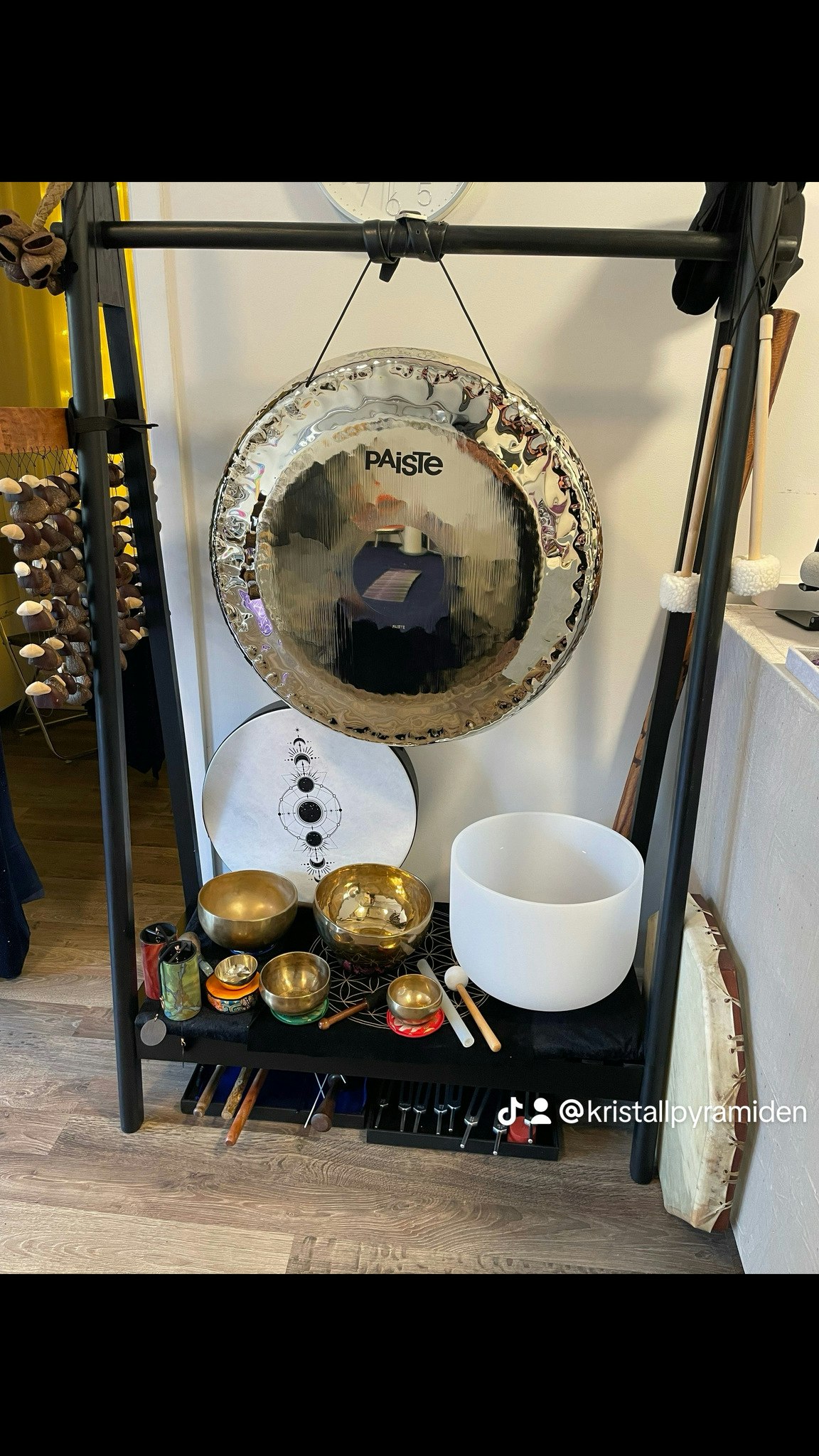 Bilden visar musikhörnan i kristallpyramidens utik i västerhaninge med klangskålar, trumma, gong och rainstick.