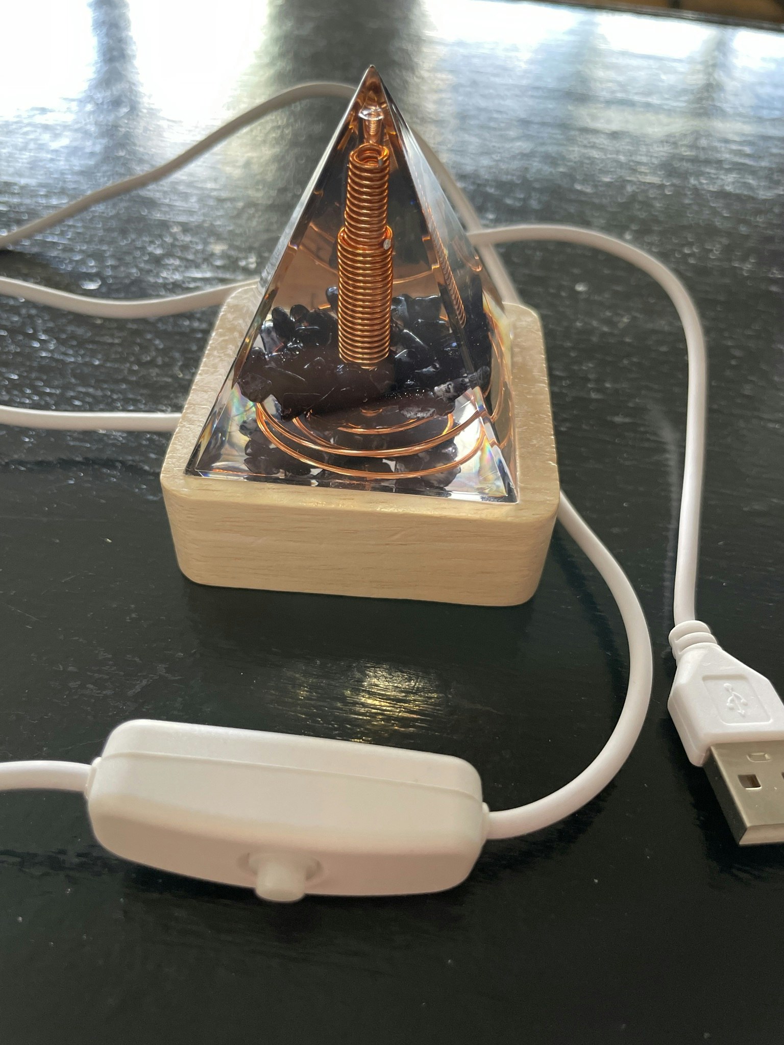 bilden visar en Lampa till pyramider/kristaller (fyrkantig) och med en pyramid ståendes ovanpå.