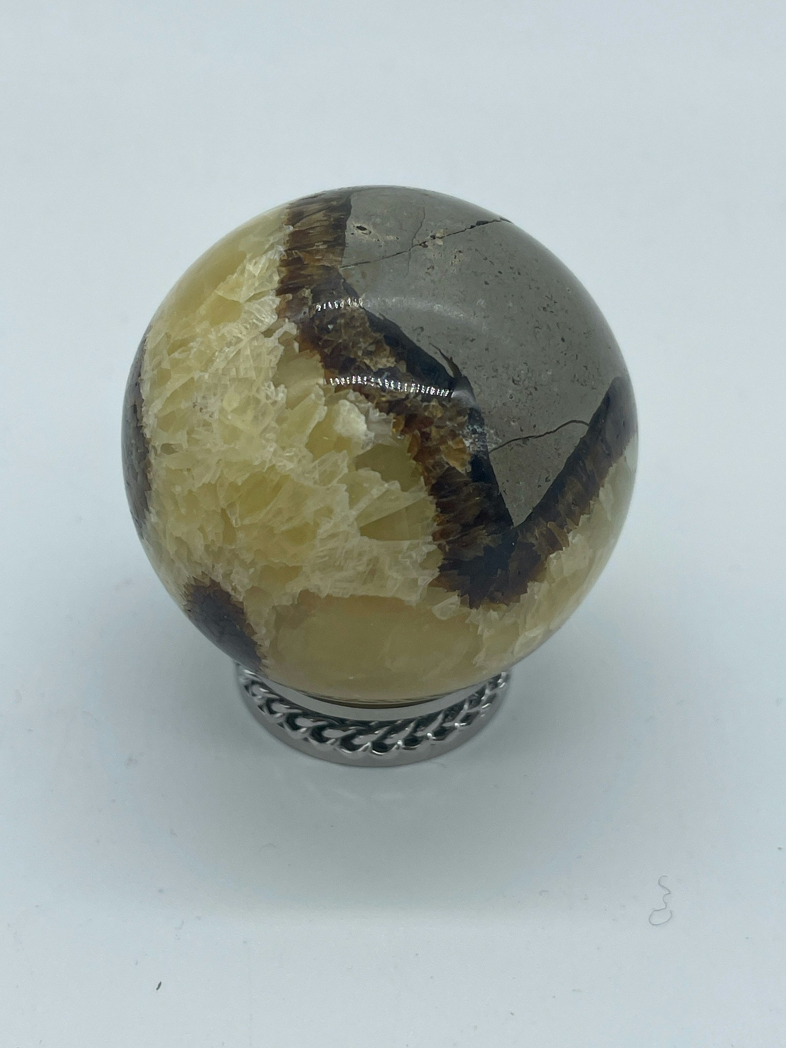 bilden visar ett klot i Septarian även kallad draksten