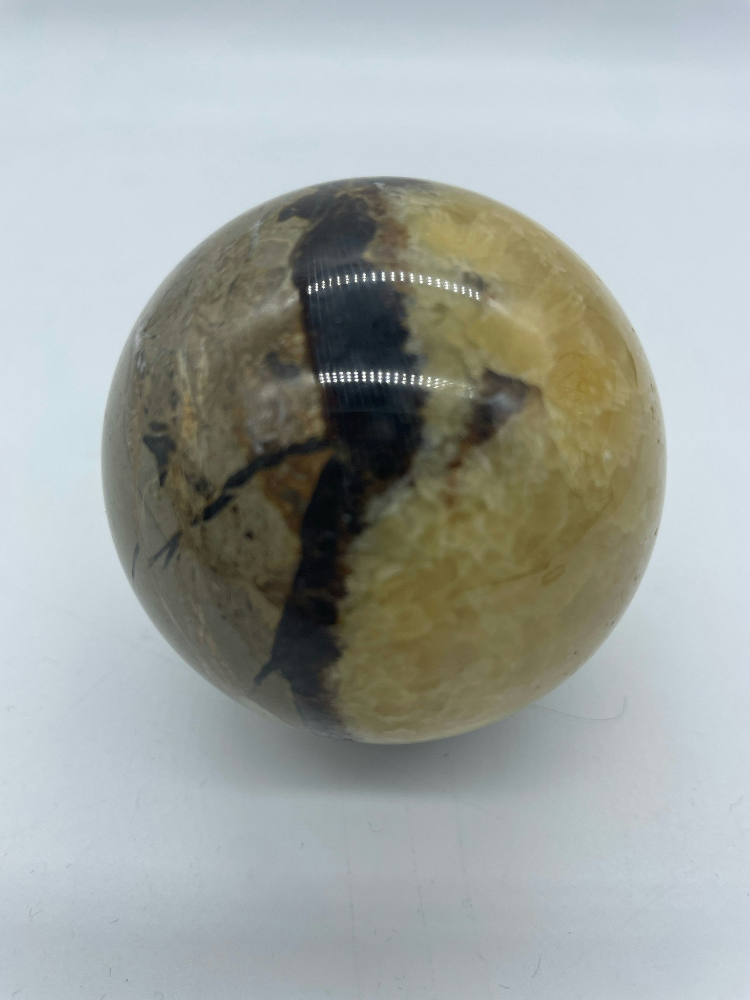 bilden visar ett klot i Septarian även kallad draksten
