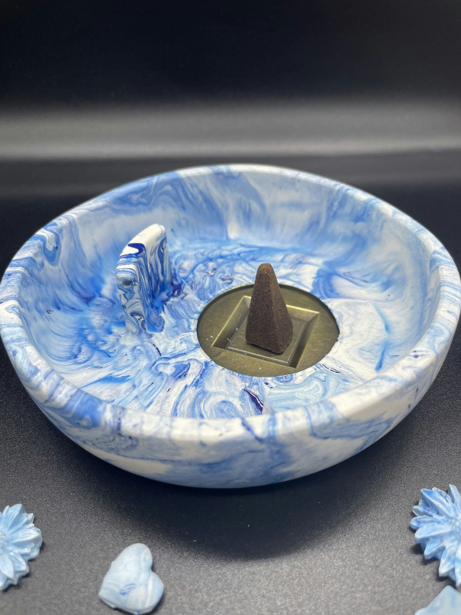Jesmonite rund 299kr olika färger i butiken