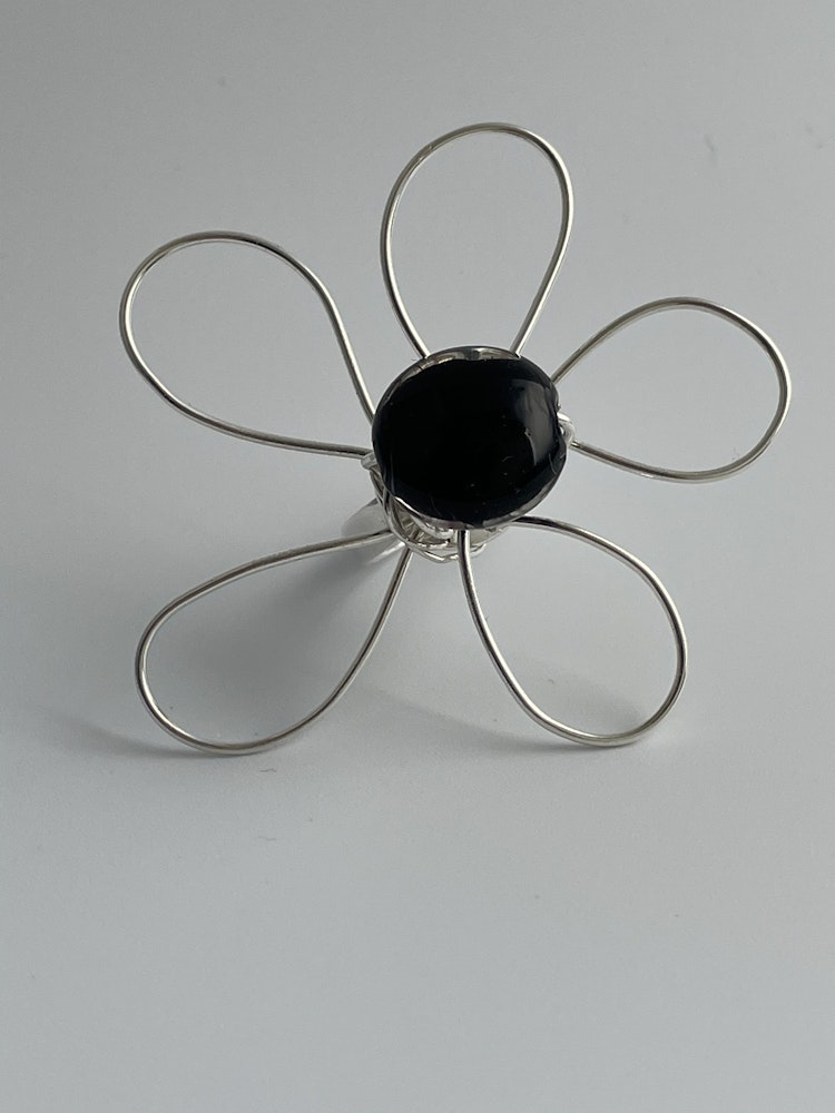 Modesty - Silverring blomma svart pistill