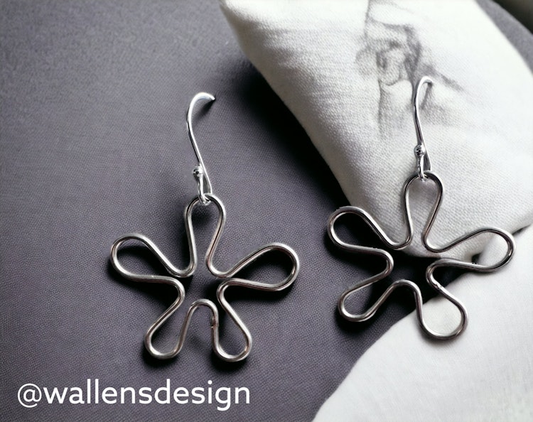 Modesty örhängen,  blomma i äkta silver (slim)