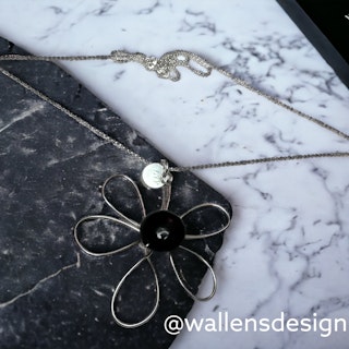 Modesty - Original blomma i silver med svart pistill