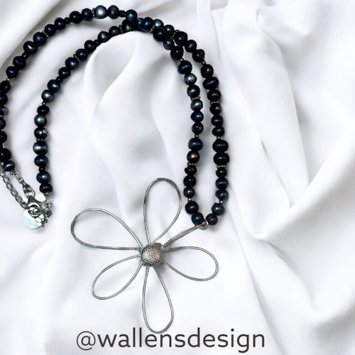 Daisy - original, blå-svart pärlhalsband med handgjord silverblomma och hamrad silverPistill