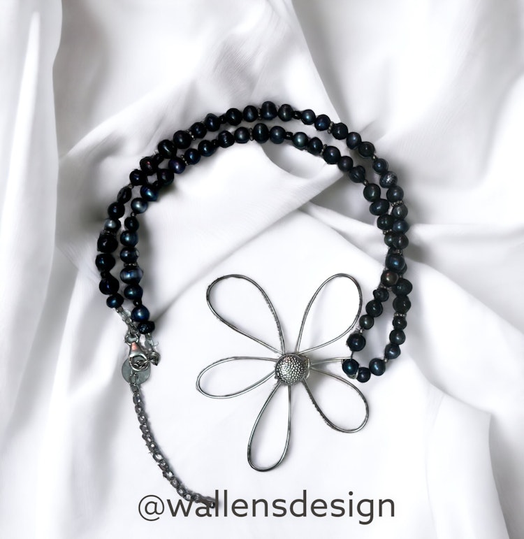 Daisy - original, blå-svart pärlhalsband med handgjord silverblomma och hamrad silverPistill