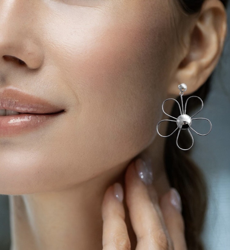 Modesty Perfect - Blomörhängen i äkta silver