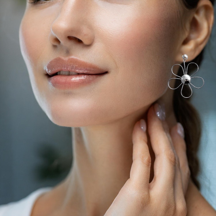 Modesty Perfect - Blomörhängen i äkta silver