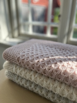 Mönster babyfilt Lisa stickas i merino från Knitting for Olive (Observera att mönstret skickas som en länk till en PDF-fil till din e-postadress)