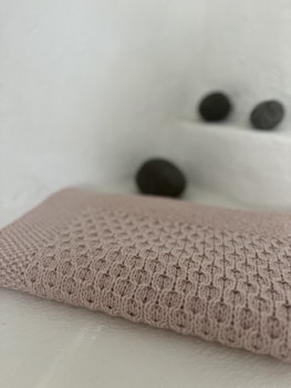 Mönster babyfilt Lisa stickas i merino från Knitting for Olive (Observera att mönstret skickas som en länk till en PDF-fil till din e-postadress)