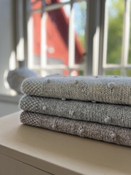 Mönster babyfilt Hanna stickas i garn från Hjelholts Uldspinderi (Observera att mönstret skickas som en länk till en PDF-fil till din e-postadress)