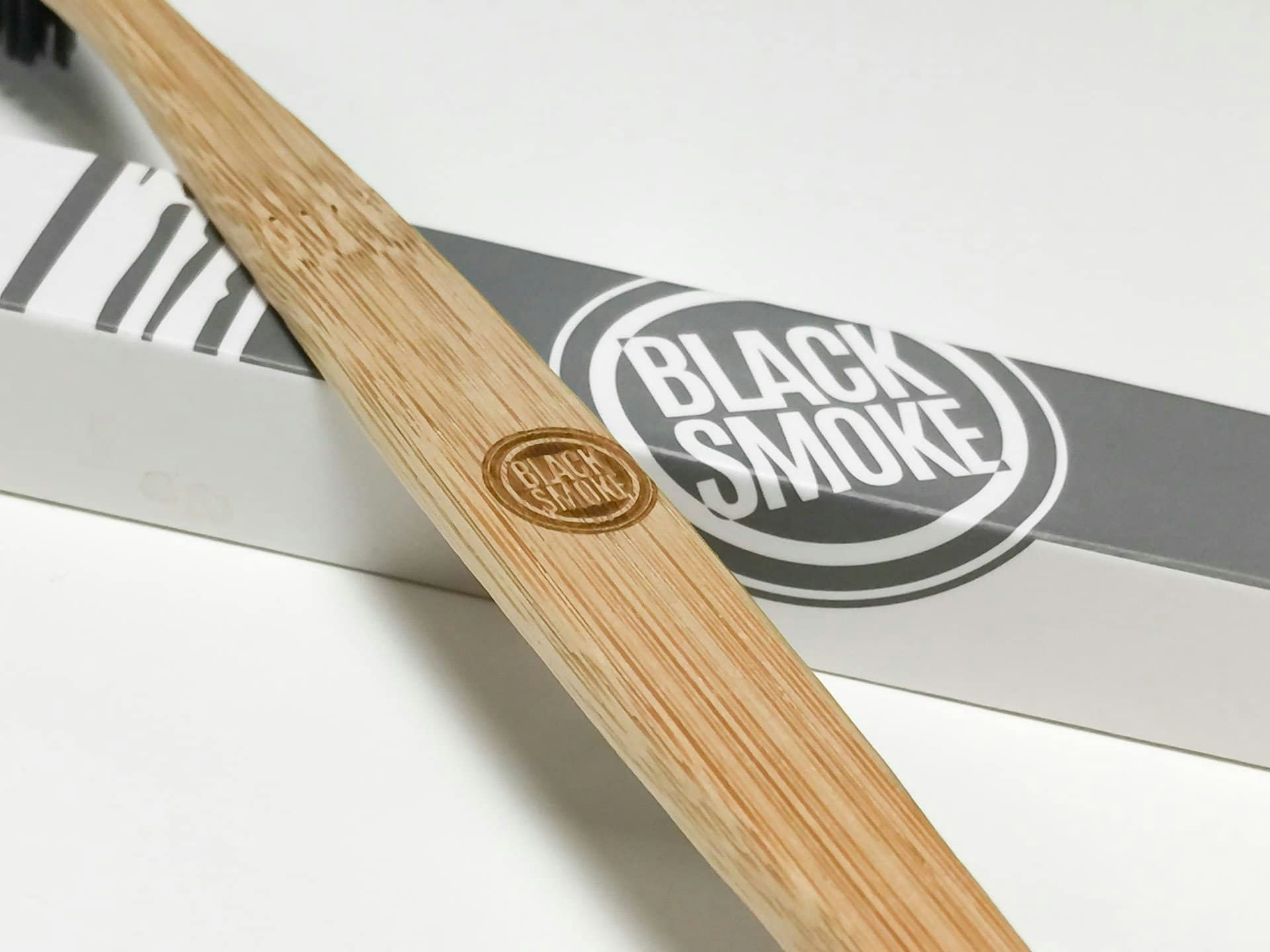Tandborste Bambu "Black Smoke Racing" - Stormtryck