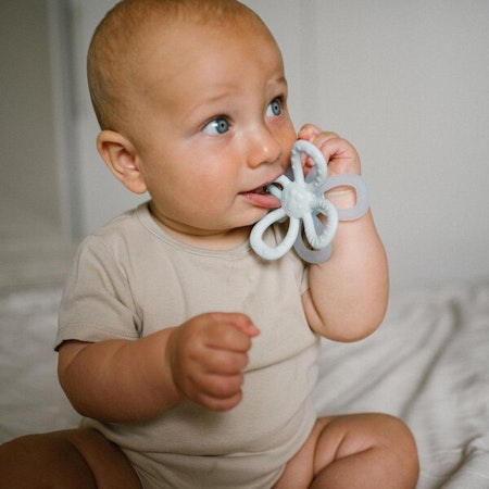 BabyOno silicone teether Flower Blue.