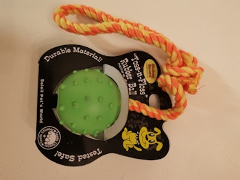 Gummi boll med rep