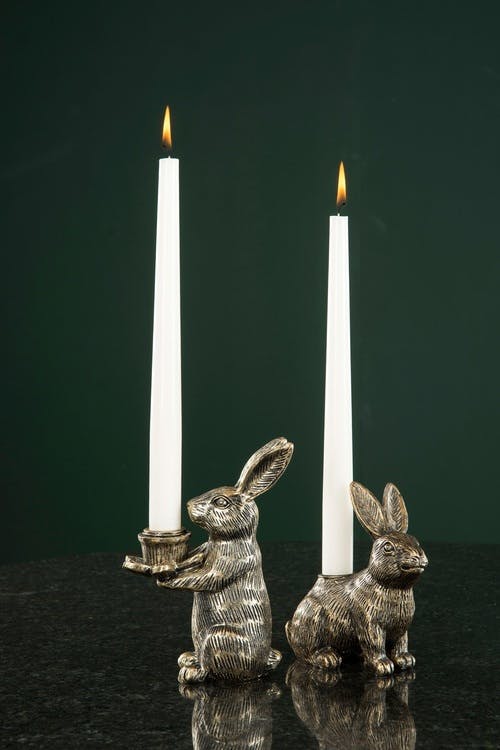 Hare Ljusstake sittande