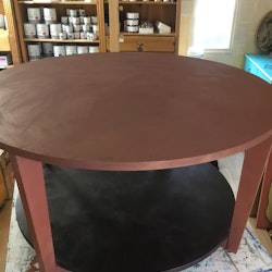 Bord i svart laminat målat som koppar