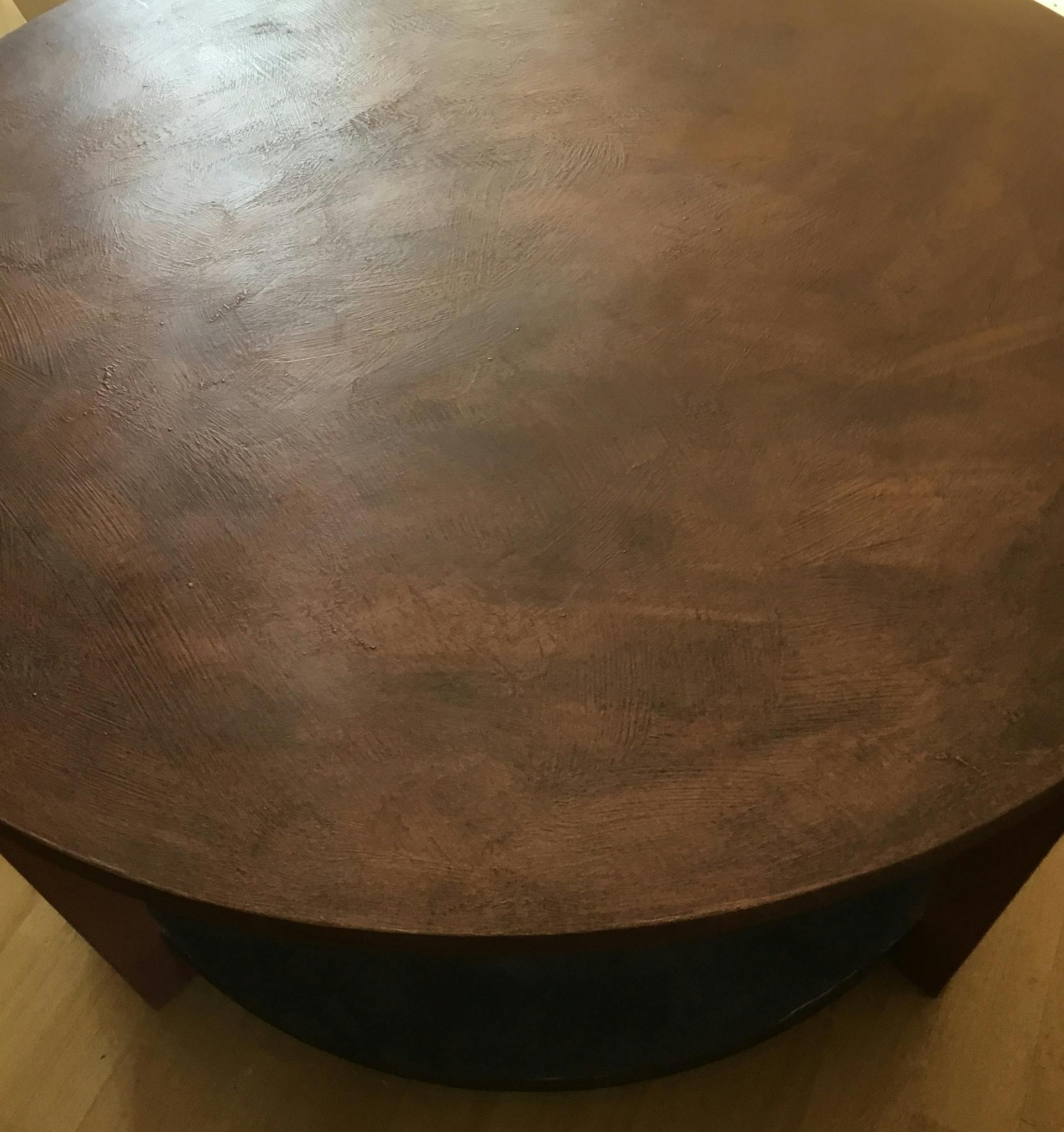 Bord i svart laminat målat som koppar